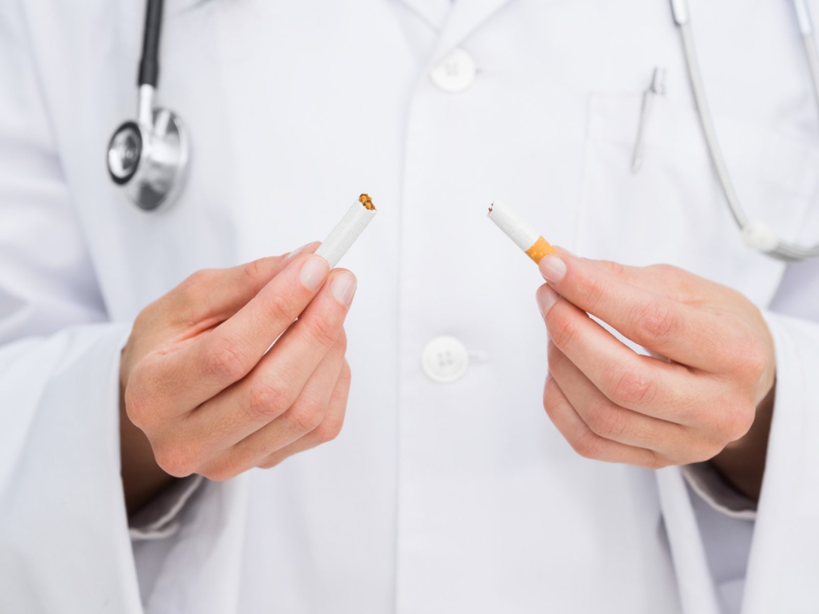 Médecin cassant une cigarette