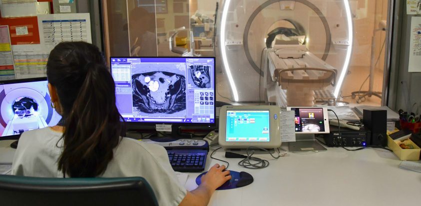 Médecin réalisant une IRM