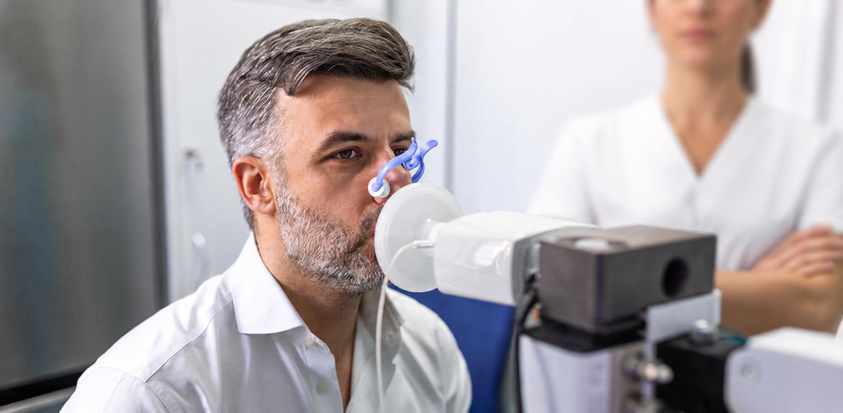 homme réalisant un test respiratoire