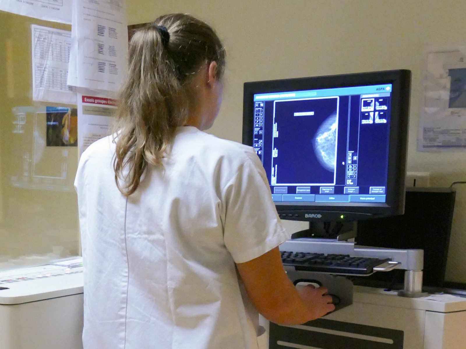 Médecin réalisant une mammographie