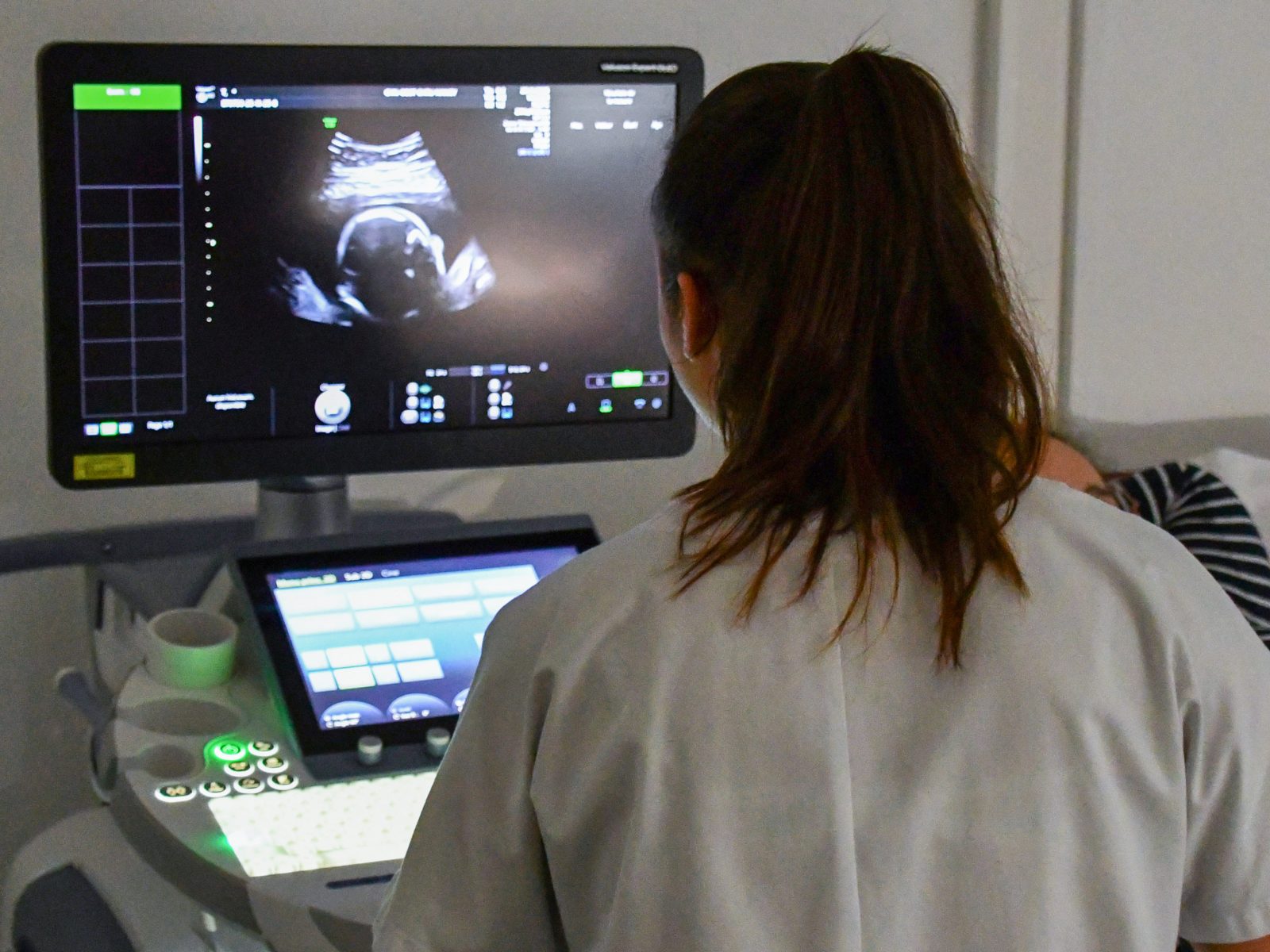 Médecin réalisant une échographie