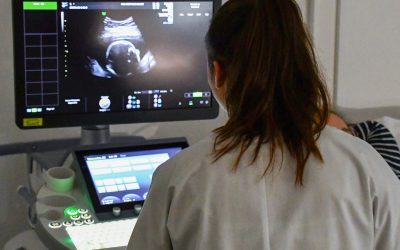 Médecin réalisant une échographie