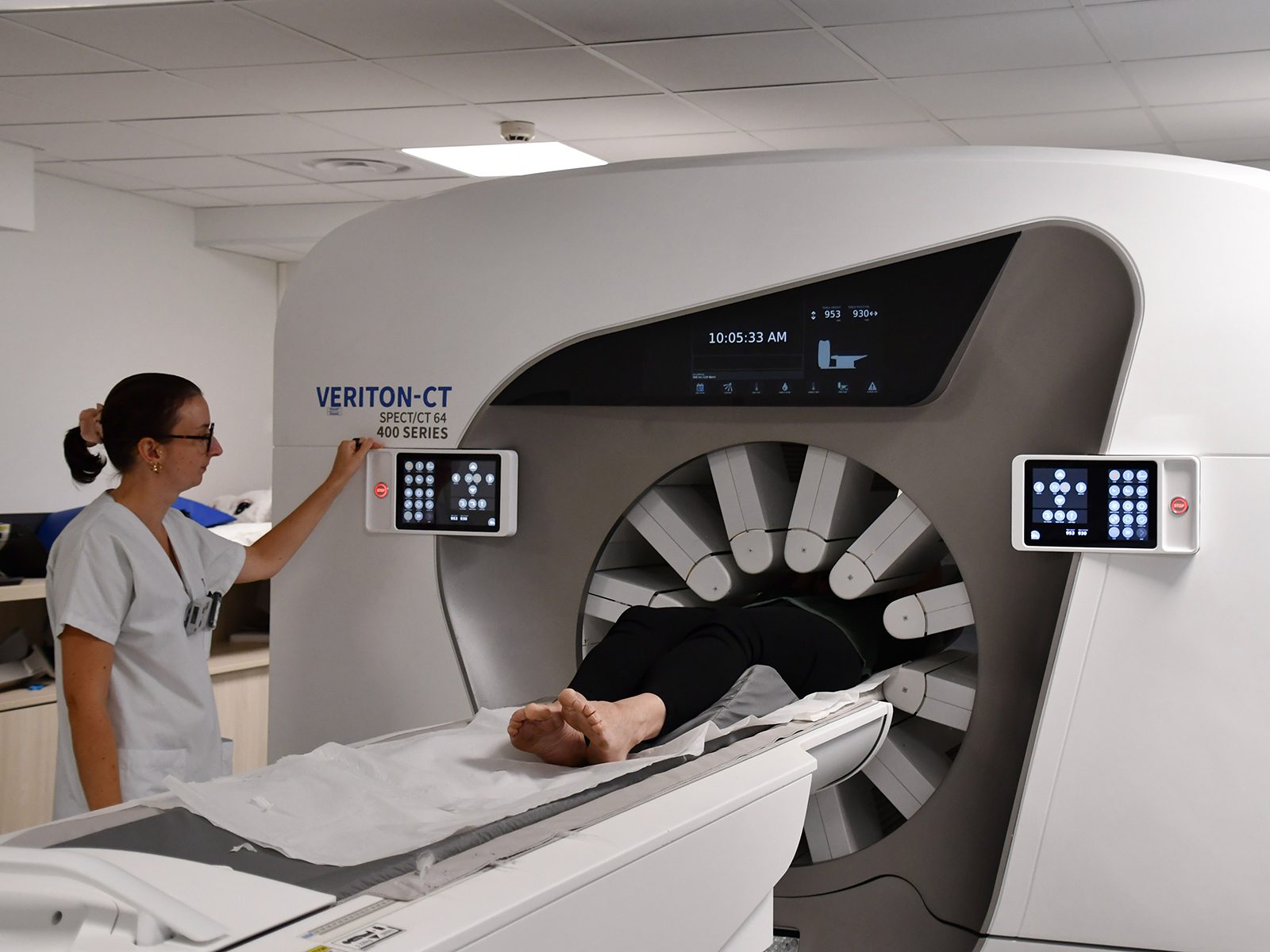 manipulatrice en électroradiologie en préparation d'un examen
