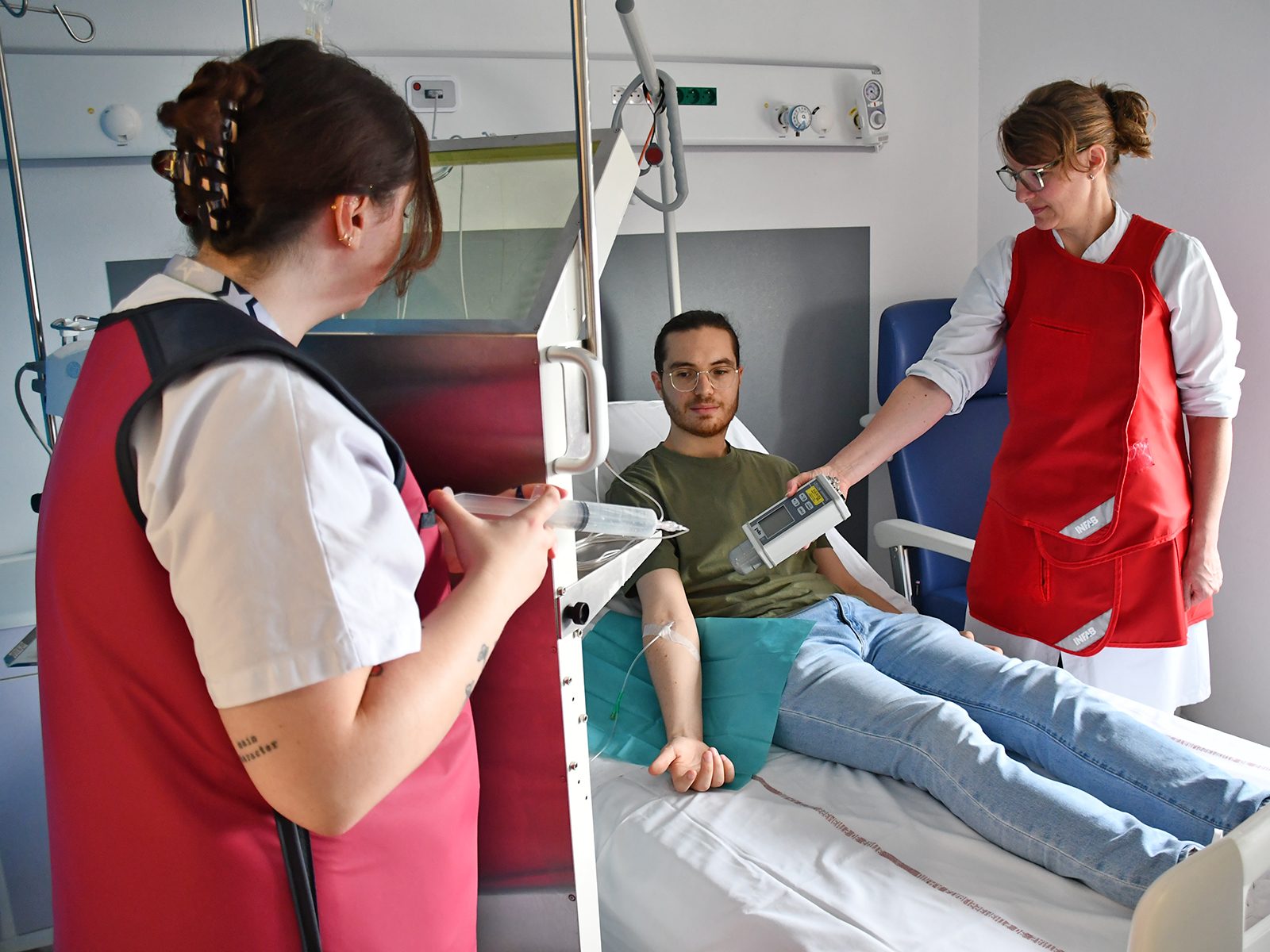 manipulateurs d'électroradiologie médicale avec un tablier de protection.