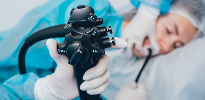 chirurgien réalisant une gastroscopie