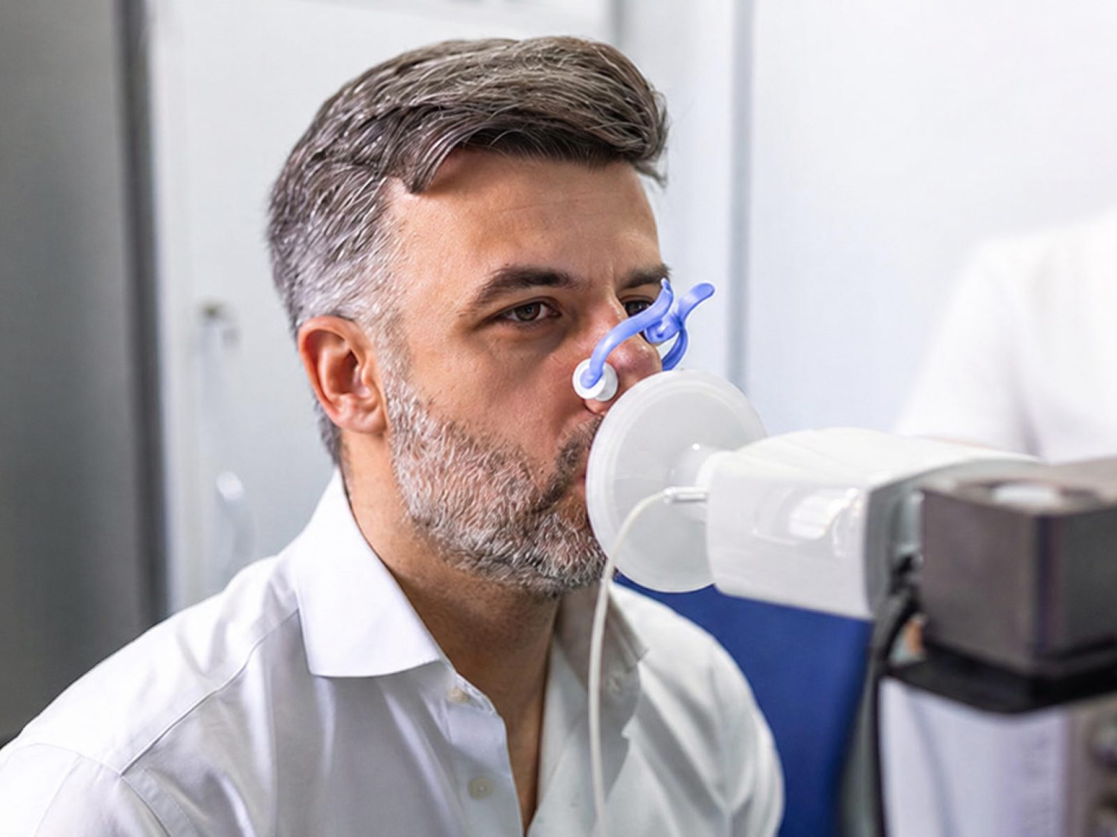 homme réalisant un test respiratoire