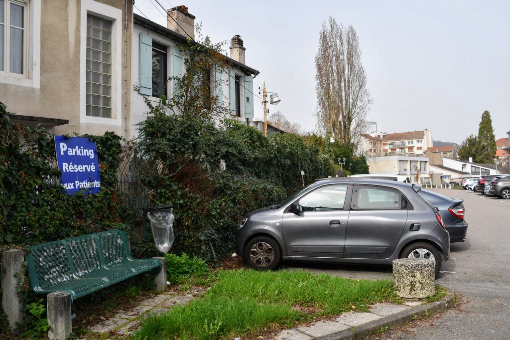 Parking visiteurs avec un banc