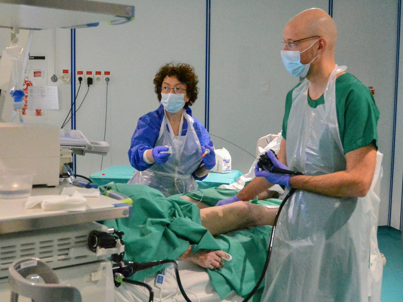 Gastro-entérologue entrain de réaliser un examen d'endoscopie digestive.