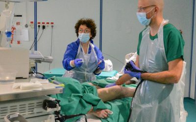 Gastro-entérologue entrain de réaliser un examen d'endoscopie digestive.