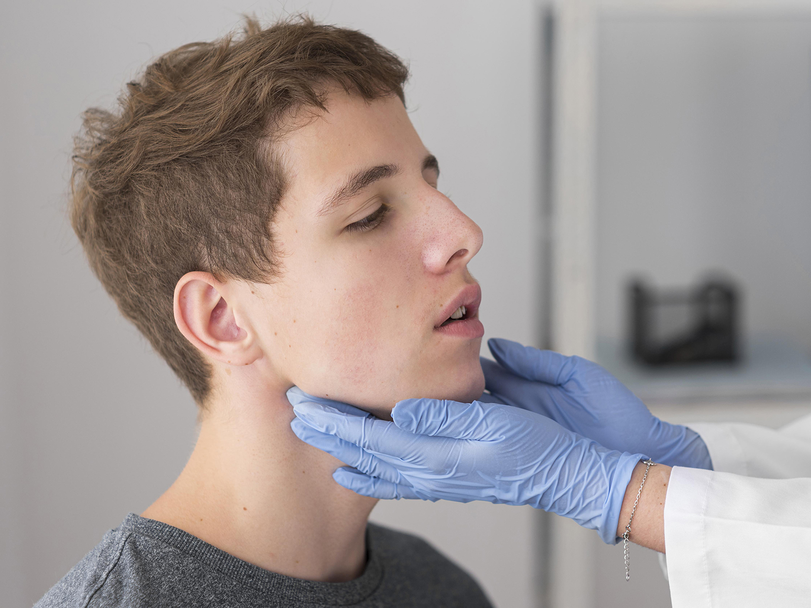 Adolescent en consultation en vue d'une chirurgie maxillo-faciale